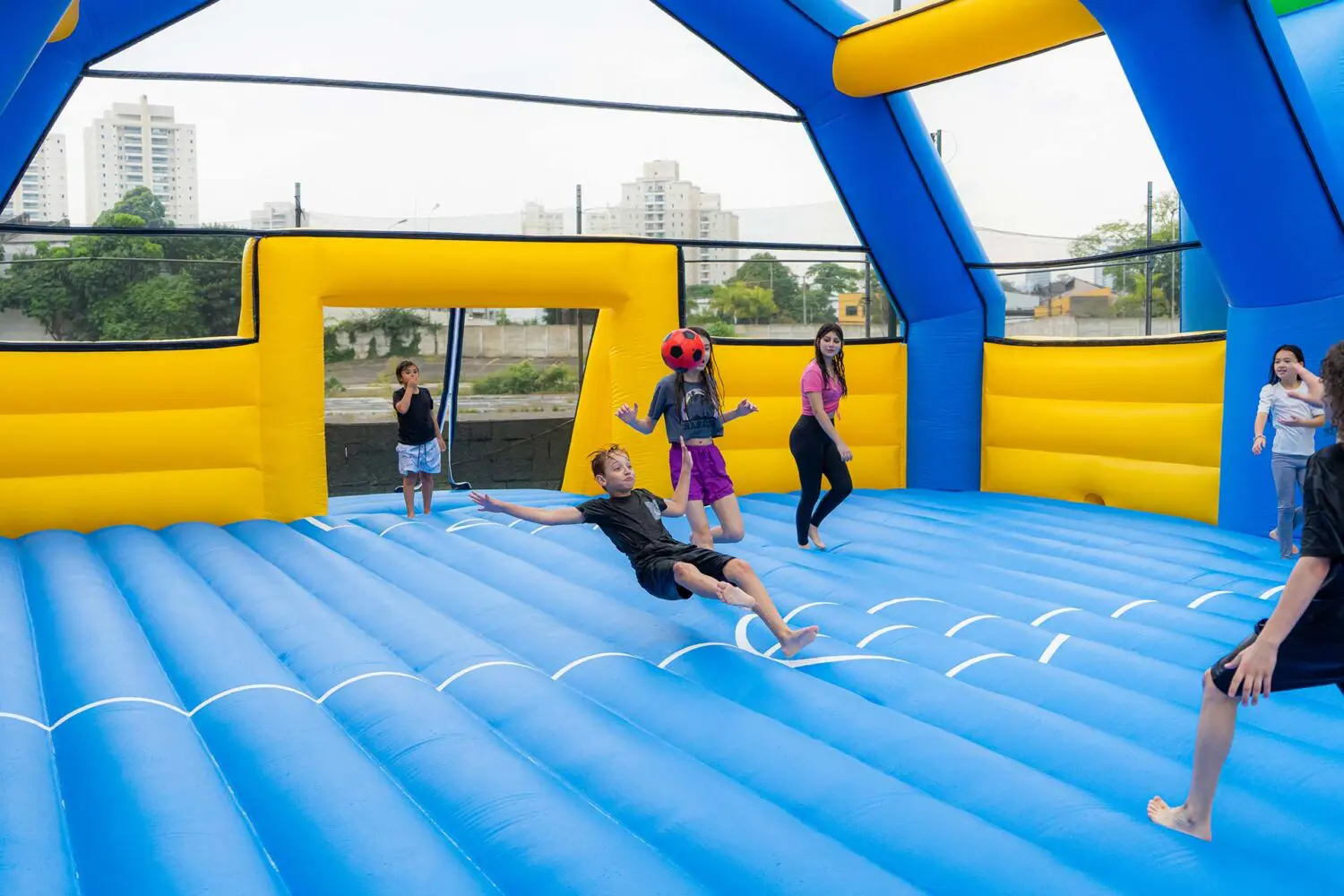 PopHaus é atração para as férias de verão em São Paulo com infláveis gigantes exclusivos e aquáticos