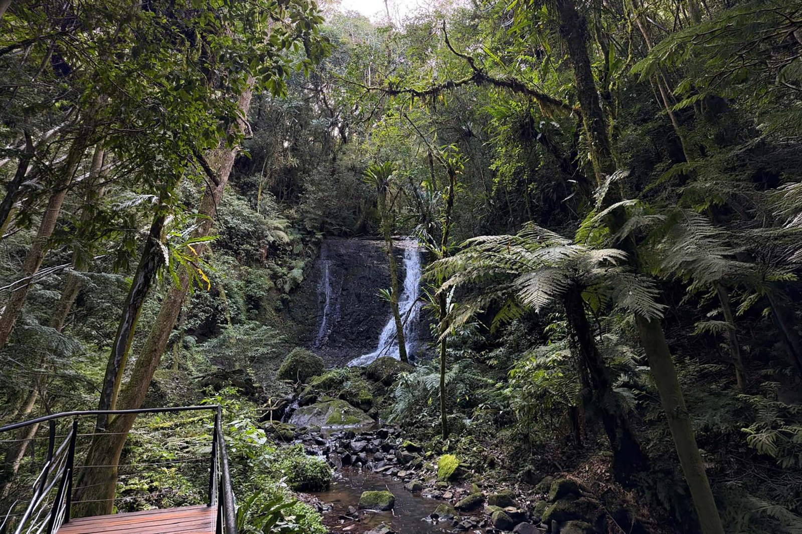 Cachoeira vista do mirante no Garden Park Gramado