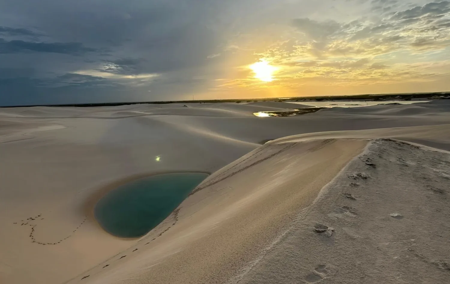 Pôr do sol sobre as dunas e lagoas do Parque Nacional dos Lençóis Maranhenses