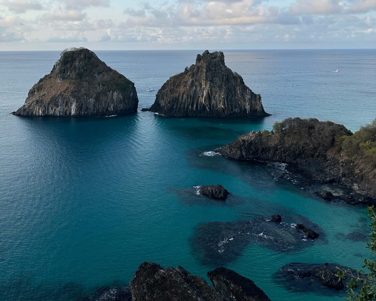 Morro Dois Irmãos, formação vulcânica em Fernando de Noronha