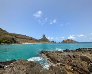 Morro do Pico visto do mar em Fernando de Noronha