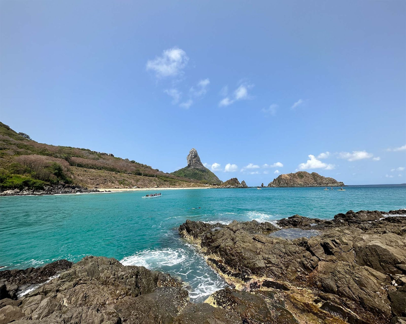 Morro do Pico visto do mar em Fernando de Noronha